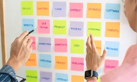 Project overview cards summarizing tasks, owners, and upcoming dea